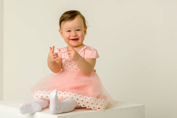 Девочка хлопает в ладоши.