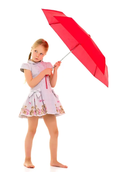 Bambina sotto un ombrello. Stile concettuale e moda. Isolato su sfondo bianco. — Foto Stock