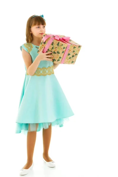 Klein meisje met een gave. Geïsoleerd op witte achtergrond — Stockfoto