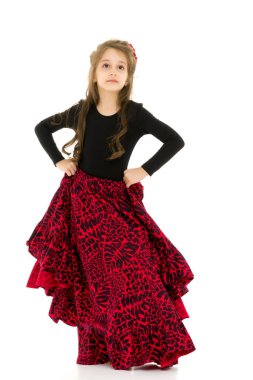 Siyah ve Kırmızı Uzun Elbiseli Güzel Uzun Saçlı Kız