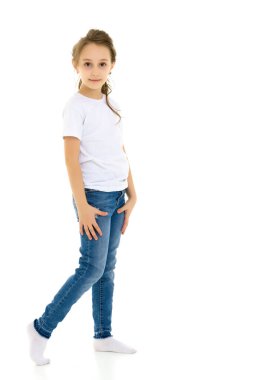 At kuyruklu, belinde elleri olan şık bir kız..