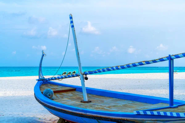 Widok ładnej tropikalnej plaży ze starą łodzią — Zdjęcie stockowe
