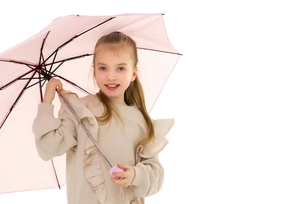 Nettes kleines Mädchen mit Regenschirm. Wettervorhersagekonzept. — Stockfoto