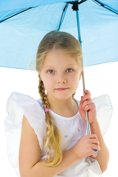 Bambina sotto un ombrello. Stile concettuale e moda. Isolato — Foto Stock