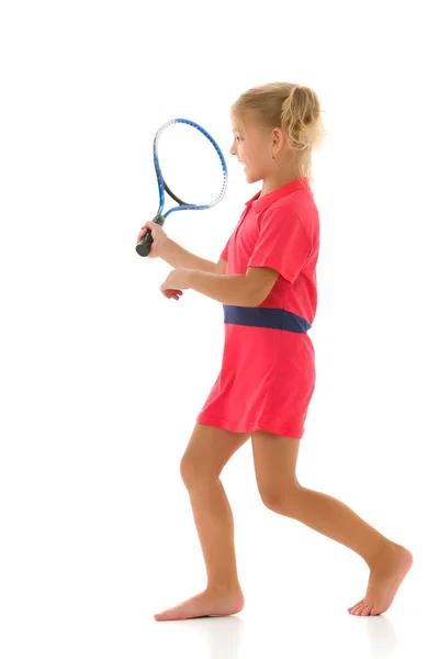 Holčička drží v rukou tenisovou raketu. Hra, sportovní koncept. — Stock fotografie