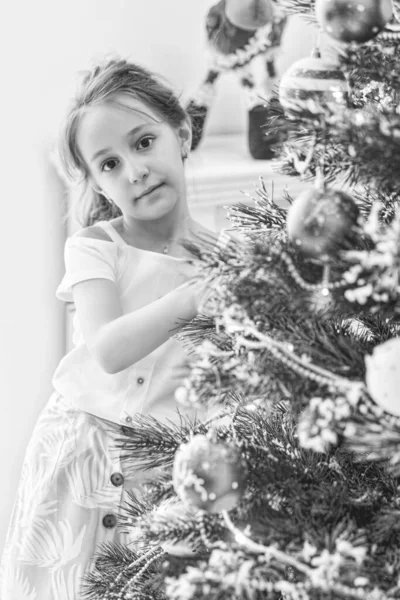 Bella ragazza in piedi vicino all'albero di abete di Natale decorato — Foto Stock