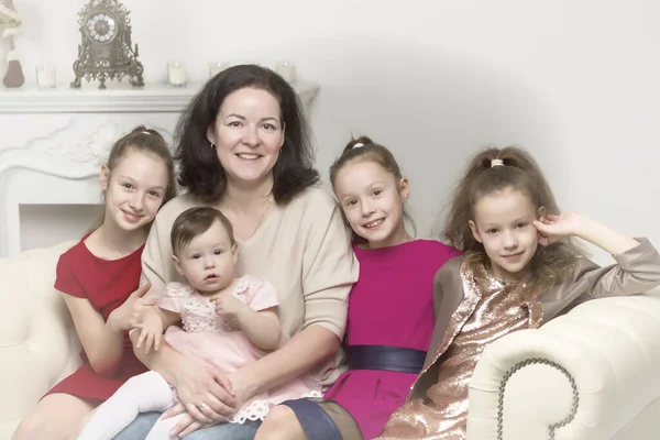 Studioporträt einer glücklichen Familie aus Mutter und drei Töchtern — Stockfoto