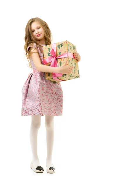 Veselé krásné blondýny dívka v růžové šaty držení dárek box — Stock fotografie