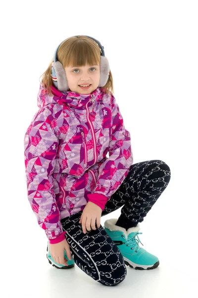 Una niña con auriculares escuchando música. — Foto de Stock