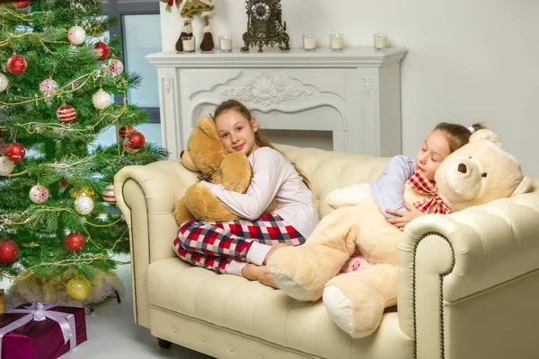 Cute Girls w piżamie siedzi na kanapie i przytulanie Big Teddy Bears. — Zdjęcie stockowe