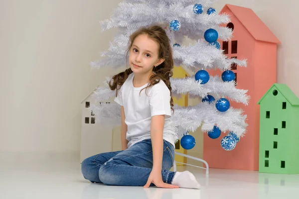 Ragazza in posa davanti all'albero di Natale bianco con Blue Baubles. — Foto Stock