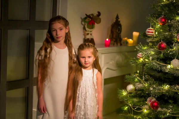 Dvě malé holčičky u vánočního stromku. Dovolená, koncept nového roku. — Stock fotografie