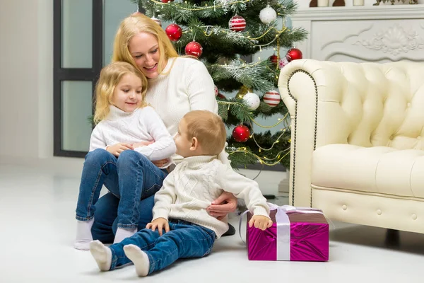 Neşeli anne ve onun şirin çocukları Noel ve yeni yılı kutluyorlar.. — Stok fotoğraf