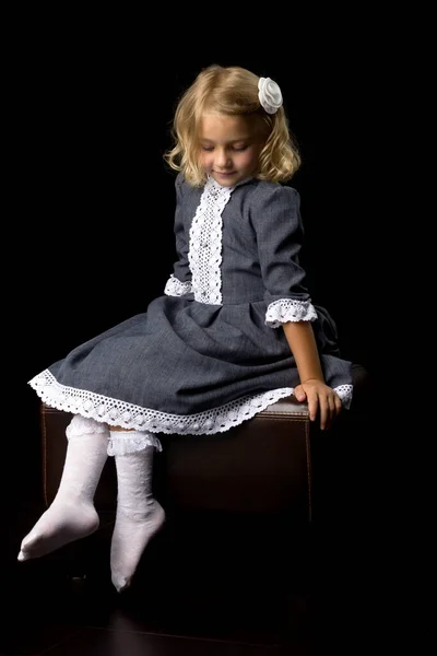 Menina em um fundo preto.estilo e moda. — Fotografia de Stock