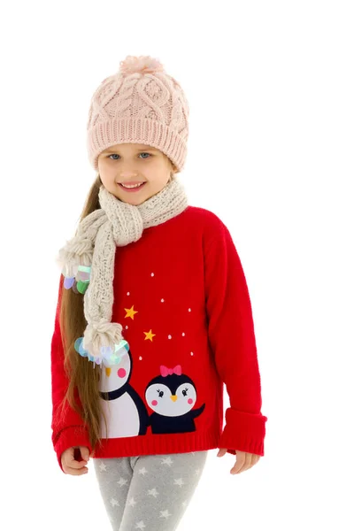 Bambina con cappello e sciarpa. Isolata su sfondo bianco. — Foto Stock