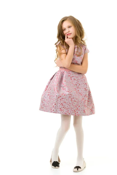 Egy lábon álló, átgondolt, gyönyörű szőke lány portréja — Stock Fotó