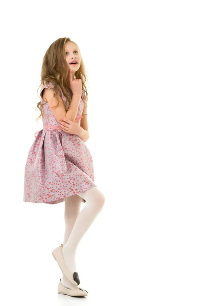 Retrato de la hermosa chica rubia pensativa de pie sobre una pierna — Foto de Stock