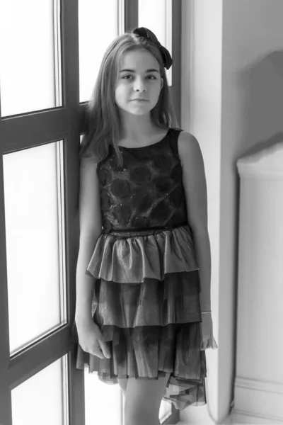 Niña posando en estudio cerca de una gran ventana panorámica — Foto de Stock