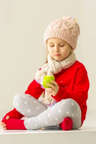 Ragazzina allegra che mangia una mela, concetto di alimentazione sana . — Foto Stock