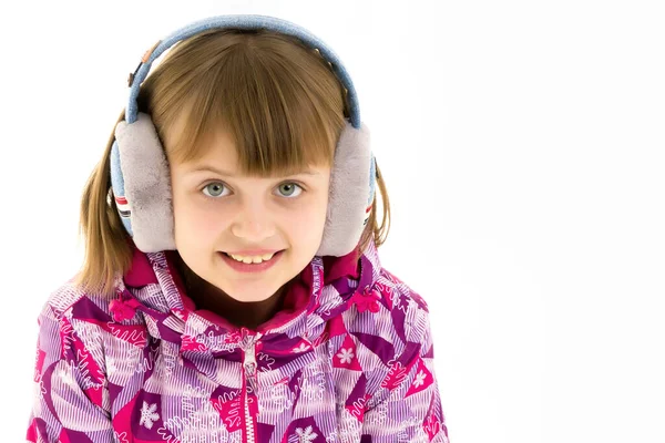 Una niña con auriculares escuchando música. — Foto de Stock