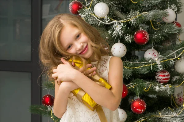 Teenage girl in beautiful white dress posing in christmas interior. — Stock Photo, Image