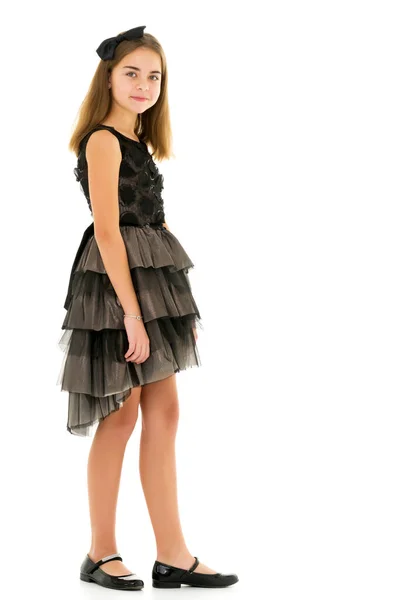 Маленькая девочка в элегантных платьях. Концепция счастливого детства — стоковое фото