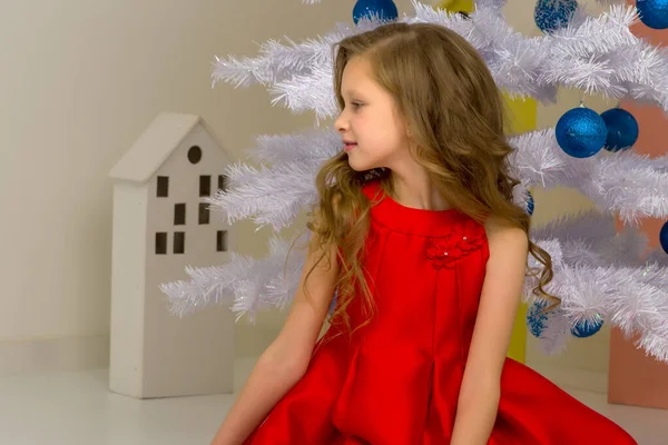 Belle preteen fille posant en face de blanc arbre de Noël — Photo