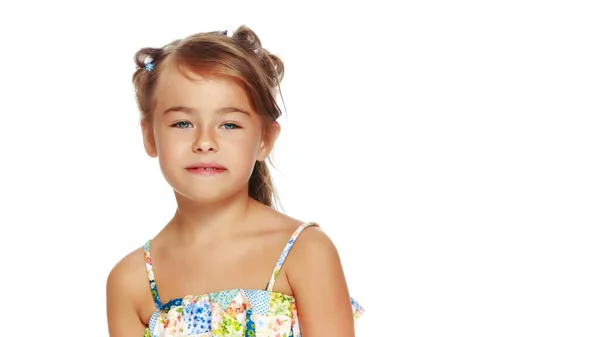 Retrato de una niña de primer plano.Aislado sobre fondo blanco. — Foto de Stock