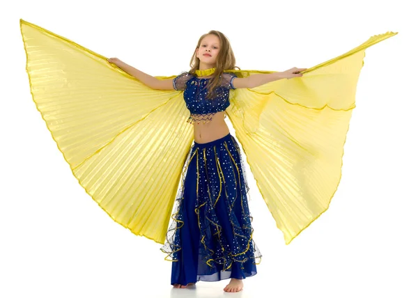 オリエンタル衣装のブロンドの女の子は翼とベリーダンスを踊る — ストック写真