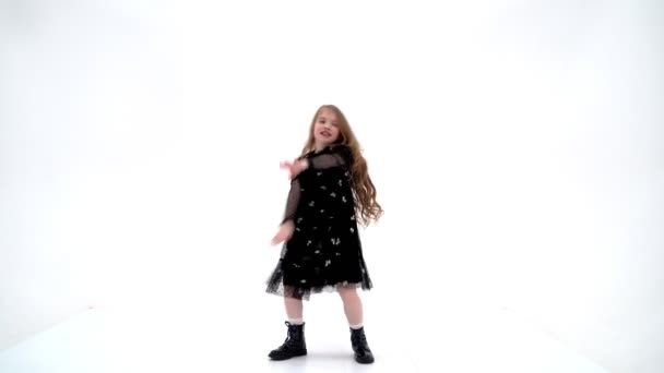 Uma menina alegre está dançando. O conceito de uma escola de dança. — Vídeo de Stock