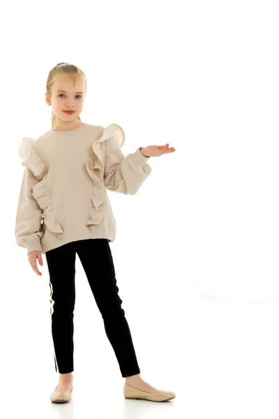 Mała dziewczynka pokazuje palca.Koncepcja towarów i usług reklamowych. — Zdjęcie stockowe