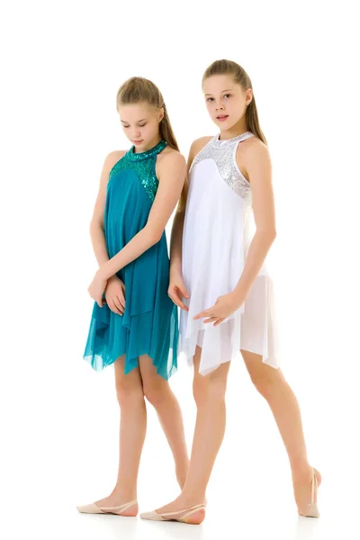 İki İkiz Kız Kardeş Dans Ediyor Beyaz ve Mavi Spor Elbiseler Giyiyorlar — Stok fotoğraf