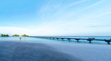 Panorama. Güzel sahil manzarası. Turkuaz denizin hava aracı görüntüsü.