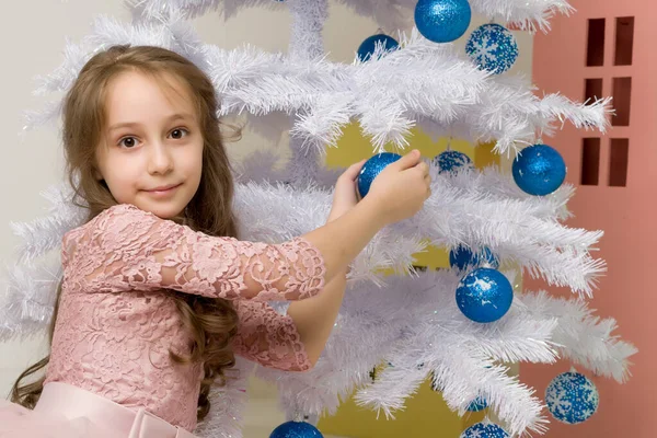 Ragazza in posa davanti all'albero di Natale bianco con Blue Baubles. — Foto Stock