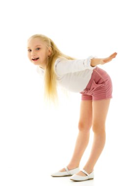 Küçük kız kollarını iki yana açmış, duyguları coşturmuş..