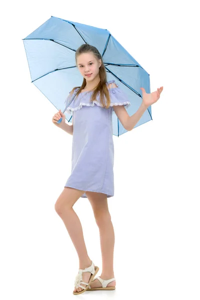 Hübsches Teen Girl im Sommerkleid unter hellblauer Umbra — Stockfoto