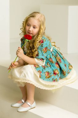 Çiçekli güzel bir kız. Mutlu bir çocukluk..