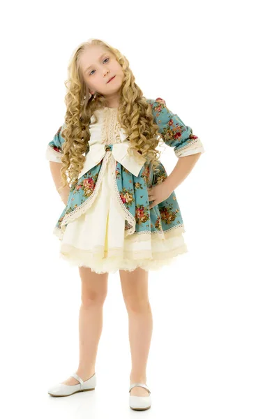Uma menina em um traje de boneca repete seus movimentos. — Fotografia de Stock