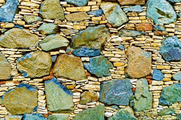 Pared de piedra antigua hecha de piedras duras naturales, mampostería antigua —  Fotos de Stock