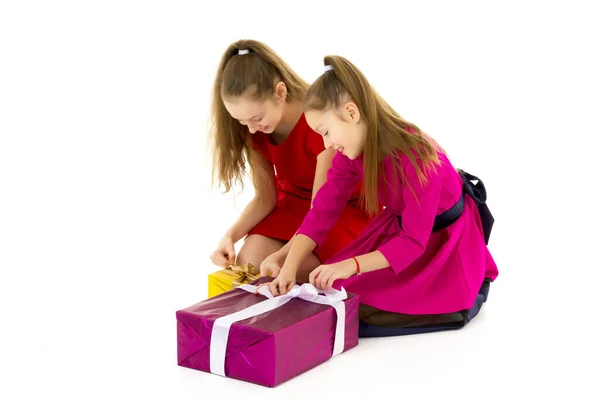 Neşeli küçük kızlar hediyelerden hoşlanır. Aile tatili konsepti. — Stok fotoğraf