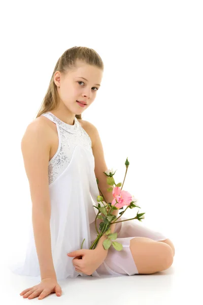 可爱的小女孩拿着一束玫瑰在演播室里摆姿势. — 图库照片