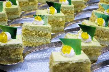 Akşam yemeği için bir restoranda çeşitli açık büfe kekleri. Yiyecek konsepti.