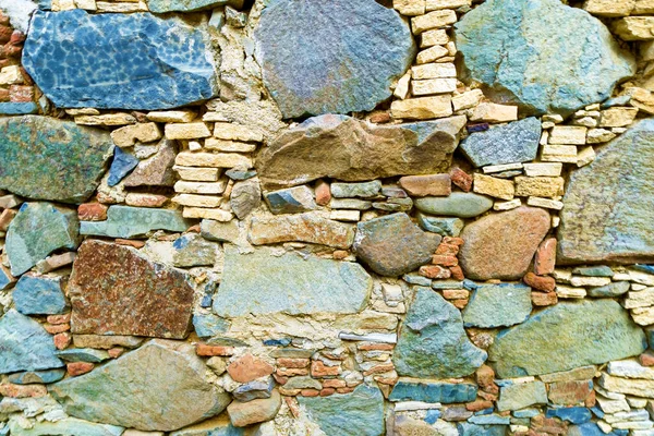 Pared de piedra antigua hecha de piedras duras naturales, mampostería antigua —  Fotos de Stock