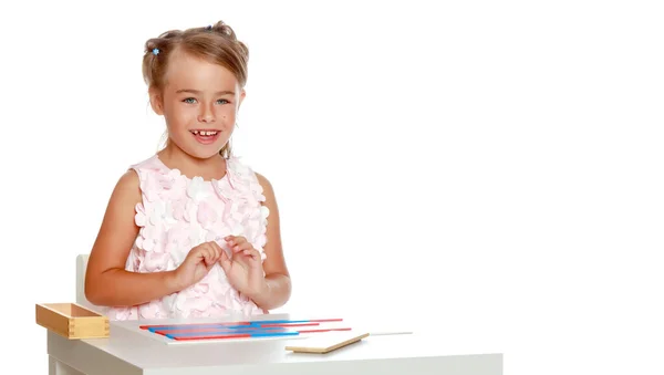 Una niña está estudiando cosas de Montessori.. —  Fotos de Stock