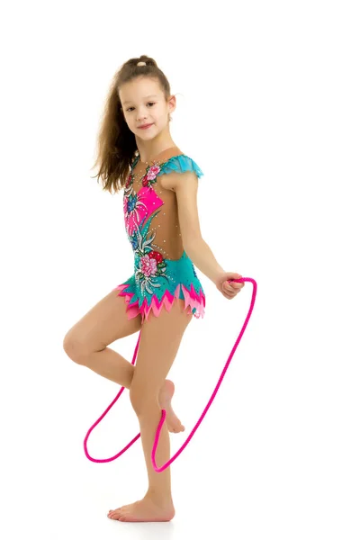 A girl gymnast performs exercises with a skipping rope. — Stock Photo, Image