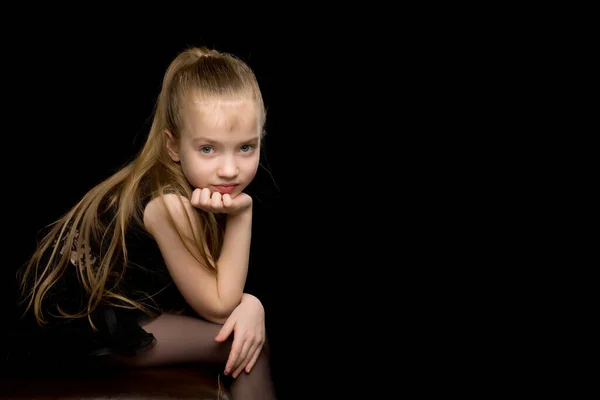 Retrato de uma menina, ela está feliz e colocar as mãos em suas bochechas. Emoção brilhante. — Fotografia de Stock