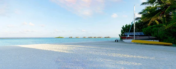 Panorama.Vista superior de la hermosa playa. Aerial drone shot of turquoise sea — Foto de Stock