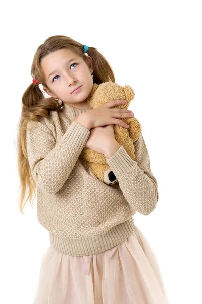 Chica preadolescente jugando con oso de peluche —  Fotos de Stock