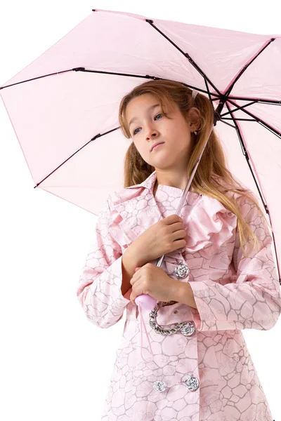 Schöne Teenager-Mädchen unter rosa Regenschirm — Stockfoto