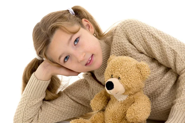 Niña con osito de peluche. El concepto de una infancia feliz, emociones infantiles. —  Fotos de Stock